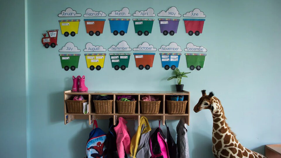 Une pièce avec un mur bleu et des jouets pour enfant. 