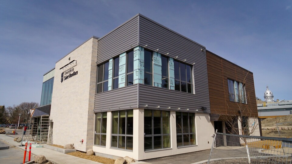L'extérieur de la garderie de l'Université de Saint-Boniface en construction.