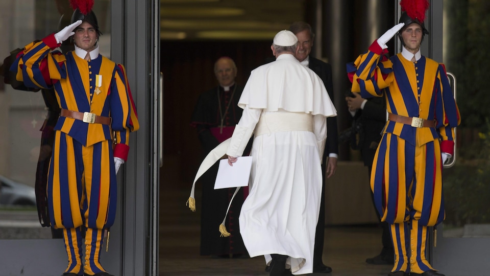 Deux soldats de la Garde suisse pontificale saluent le pape au Vatican, le 16 mai 2016.