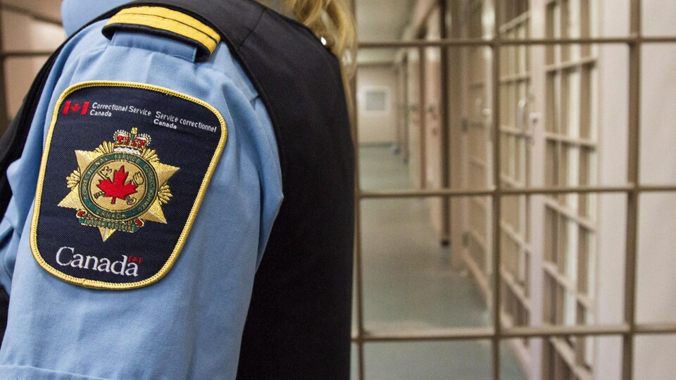 Une gardienne de prison dans une prison fédérale.