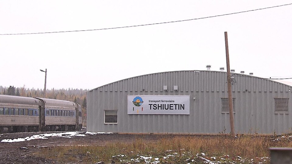 La gare du chemin de fer Tshiuetin, reliant Schefferville à Sept-Îles.