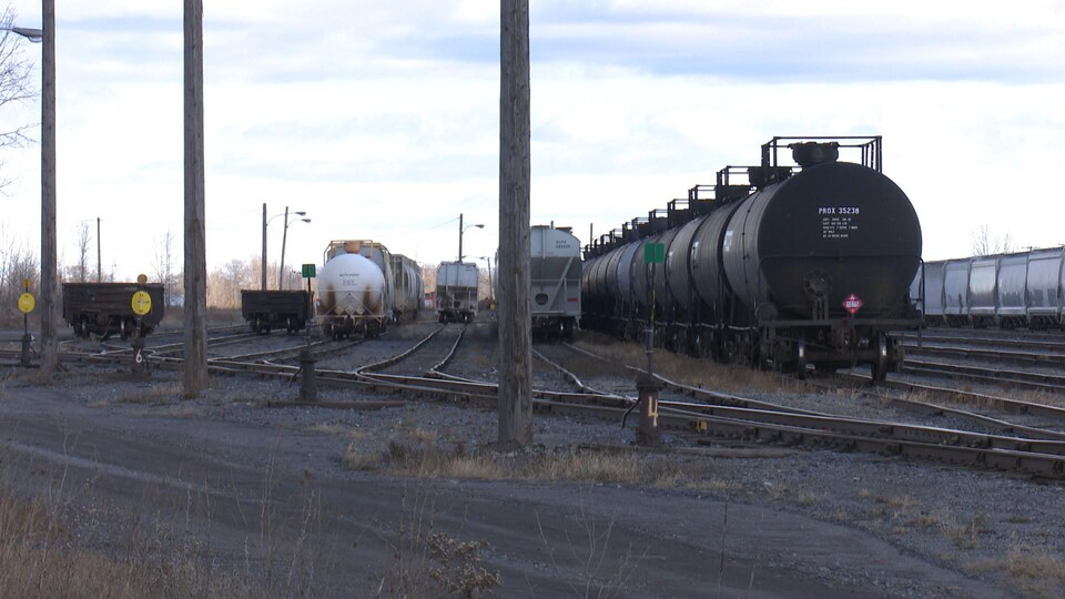 Des trains et des voies ferrées.