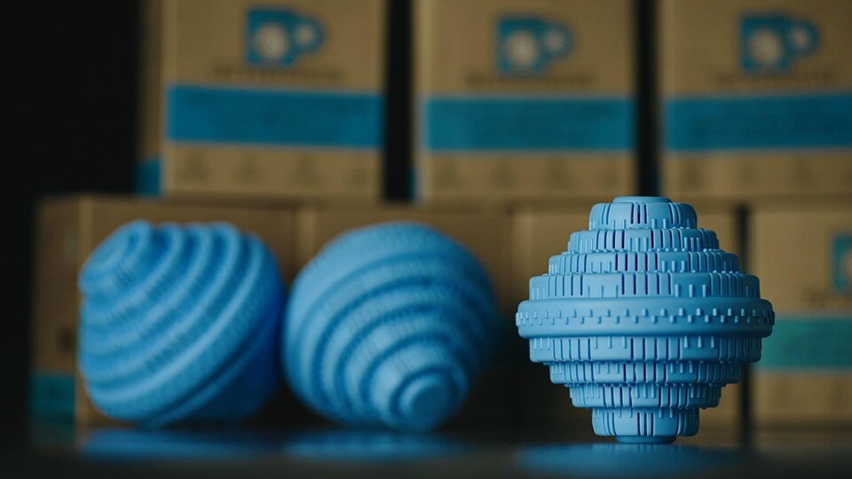 Des boules de lavage en plastique bleu.