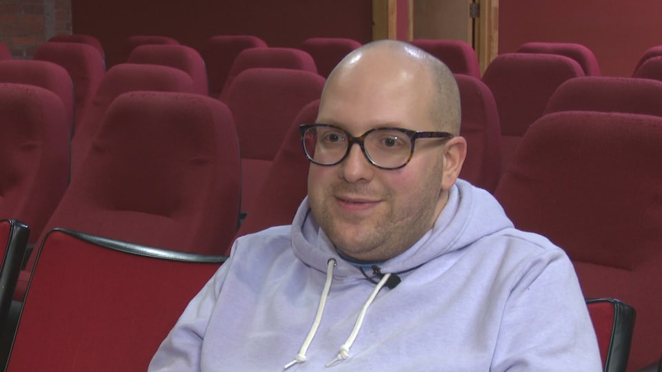 Laurent Gariépy en entrevue dans la salle de cinéma.