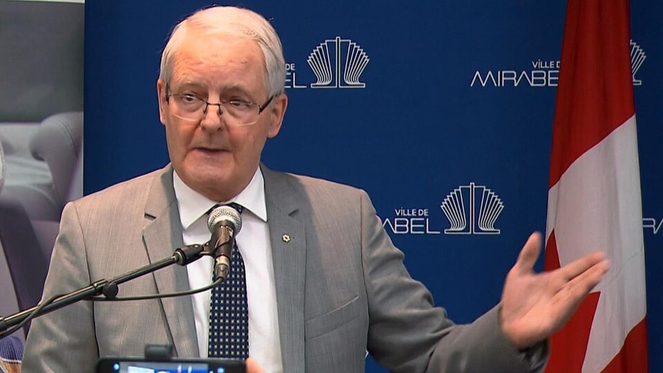 Le ministre Marc Garneau s'adresse aux journalistes.