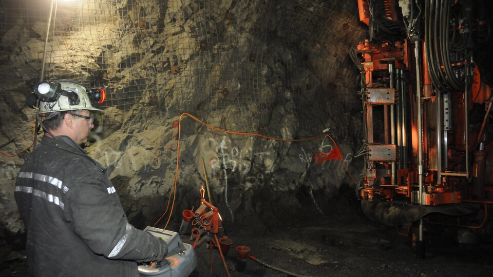 Intérieur d’une mine avec un travailleur
