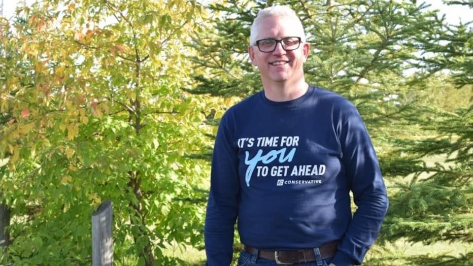 Gary Vidal se tient debout à côté d'un arbre. (archives)