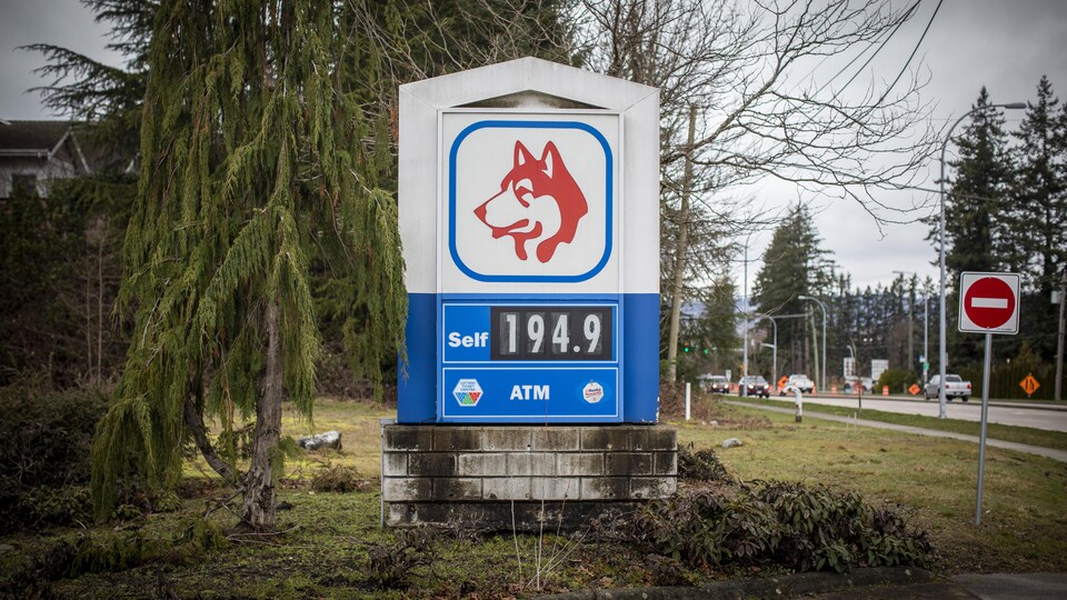 Une station d'essence qui indique 1,94 $ le litre. 
