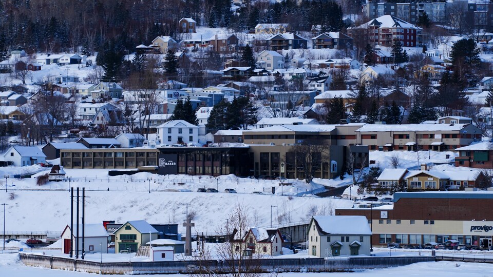 Vue sur le centre-ville de Gaspé en hiver