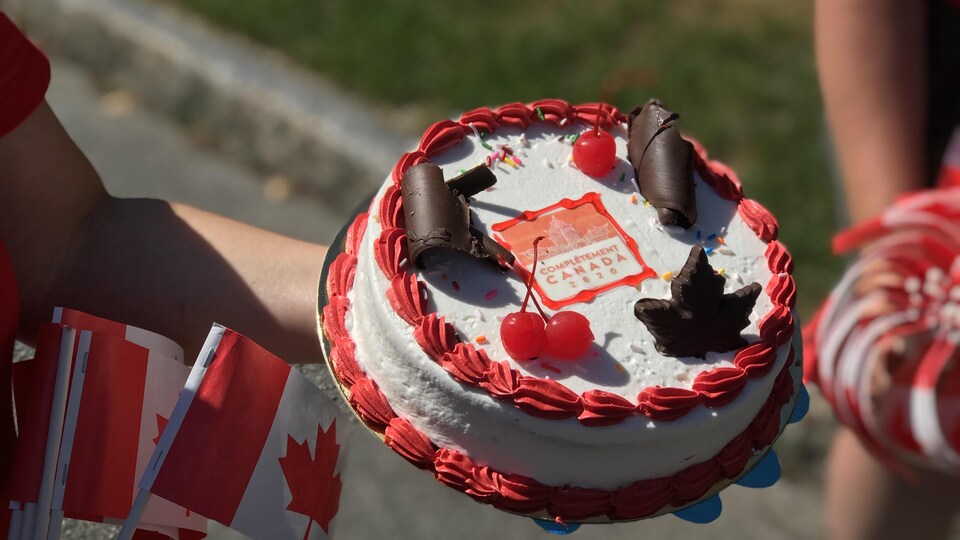 Gros plan sur un gâteau aux couleurs de la fête du Canada.