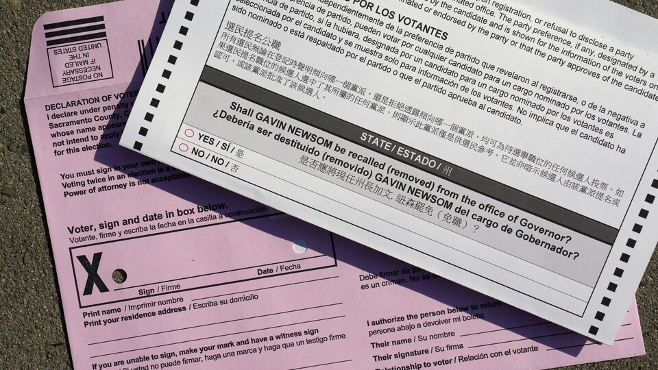 Un bulletin de vote sur lequel on peut lire : « Gavin Newsom devrait-il quitter le bureau de gouverneur de la Californie?»