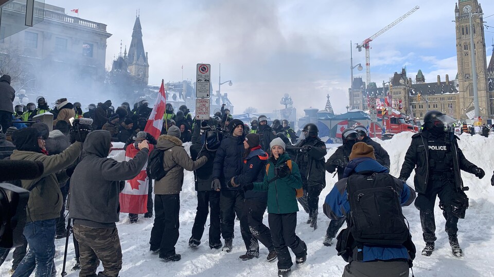 Des manifestants sur la colline du Parlement à Ottawa