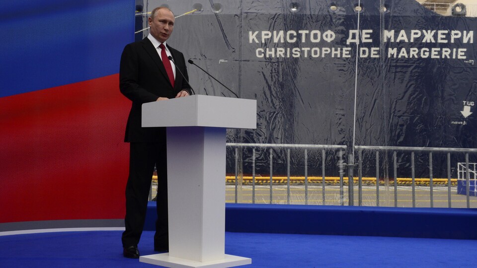 Le président russe, Vladimir Poutine, rend hommage à l'équipage du méthanier brise-glace « Christophe de Margerie » dans le port de Sabetta, en Russie.  