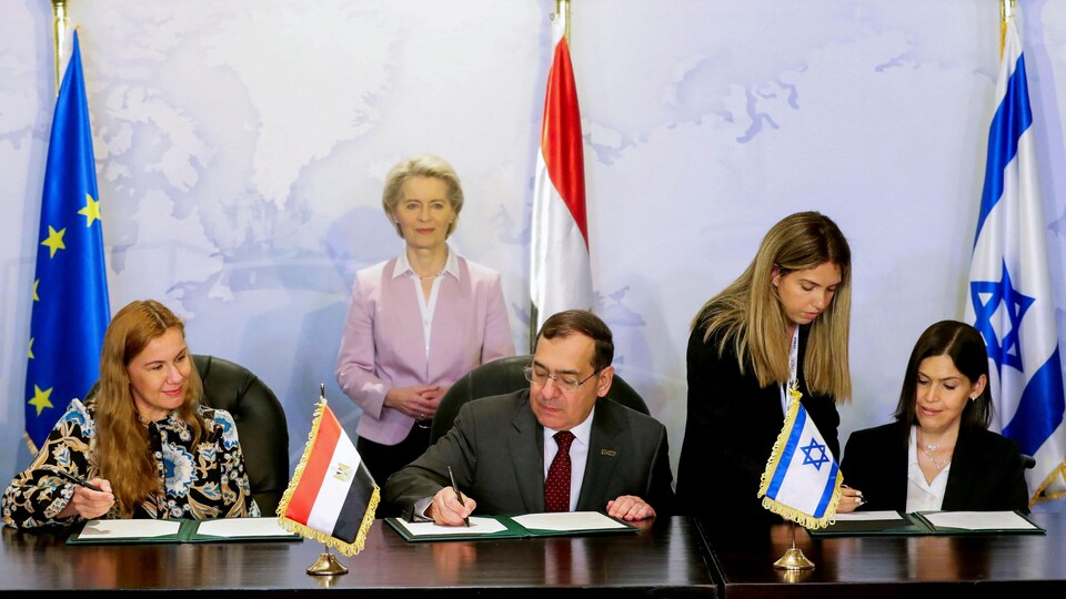 Mme von der Leyen derrière le ministre égyptien du Pétrole et des Ressources minières et la ministre israélienne de l'Énergie.