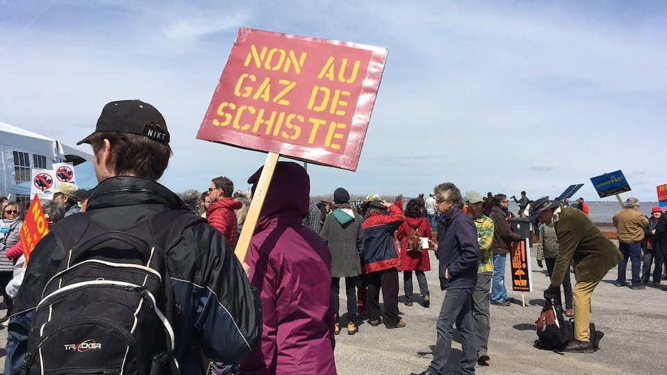 Des opposants de partout à Québec se rassemblent à Bécancour contre l'exploitation d'hydrocarbures.