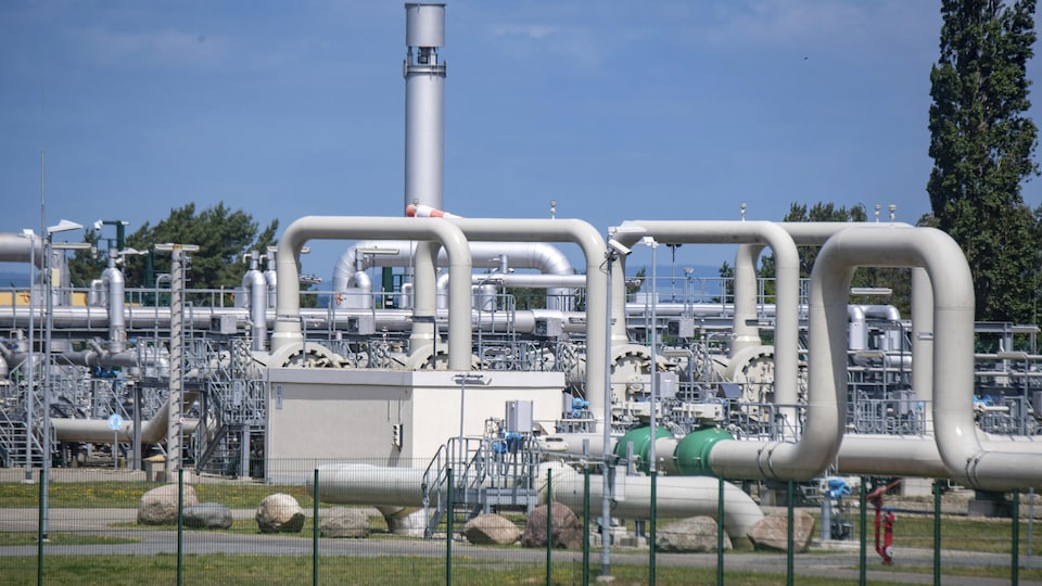 Station de transfert gazier reliée au pipeline Nord Stream dans un parc industriel.