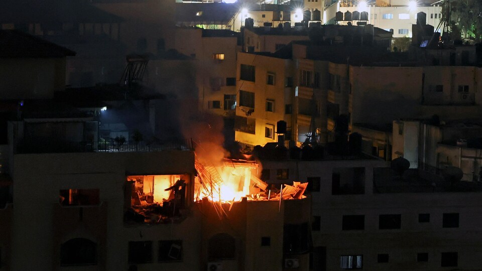 Un appartement en feu après un raid israélien à Gaza