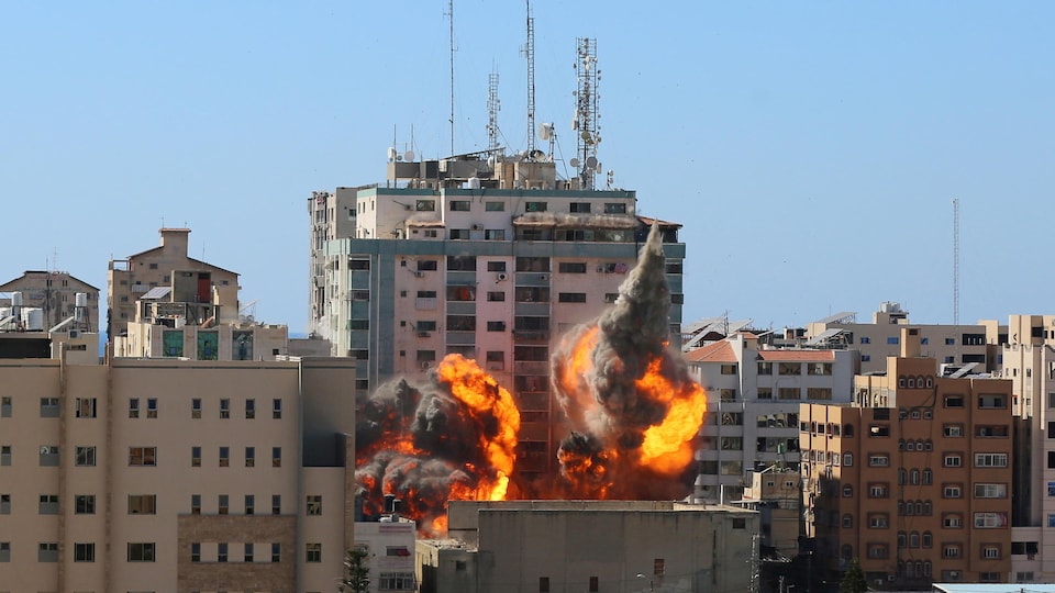 Une explosion près d'un immeuble à Gaza.
