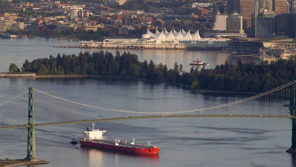 Un pétrolier quitte le port de Vancouver