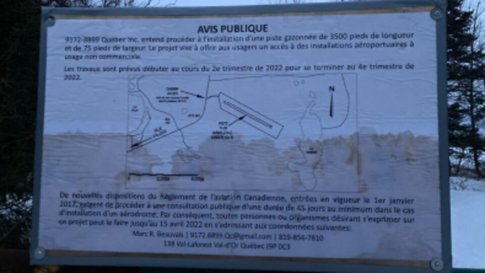 Un avis publique sur un panneau décrit le projet.