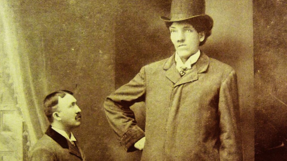 Deux hommes sur une vieille photo dont le Géant Beaupré