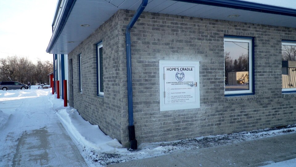 Une trappe pour abandonner un bébé attaché à la caserne de pompier de Landmark dans le sud du Manitoba, le 30 janvier 2023.