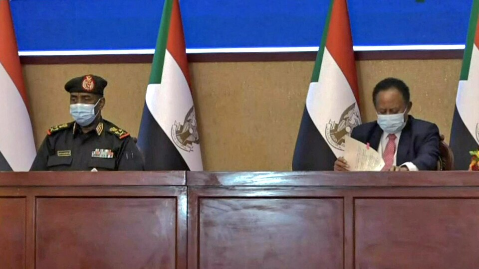 Le général en chef soudanais Abdel Fattah al-Burhan et le premier ministre Abdalla Hamdok.