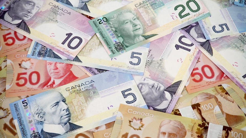 Plusieurs billets de banque en dollars canadiens.