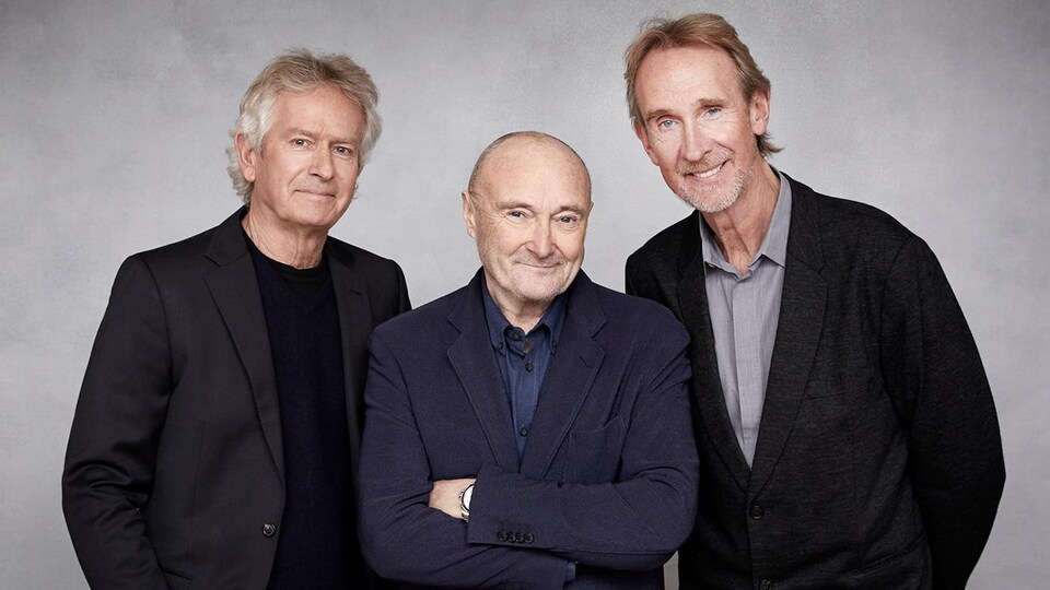 Les trois hommes sourient.