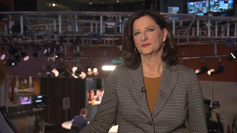 Geneviève Asselin dans une salle de nouvelles. 