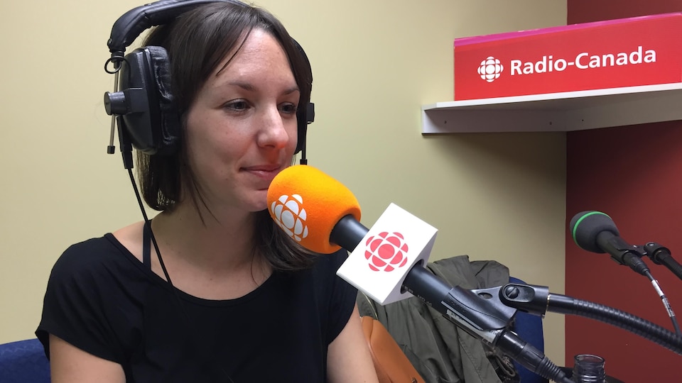 Geneviève Béland au studio de la radio de Radio-Canada à Val-d'Or. 
