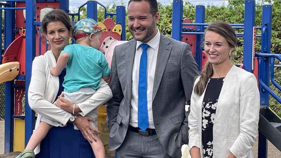 Geneviève Guilbault, Mathieu Lacombe et Joëlle Boutin dans une aire de jeux pour enfants