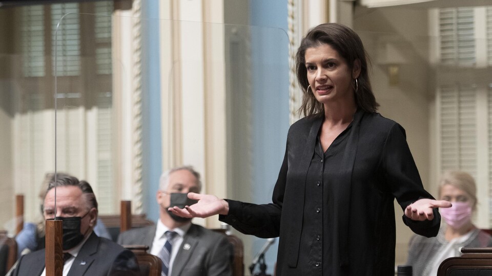 Geneviève Guilbault est debout à l'Assemblée nationale durant la période de questions. 
