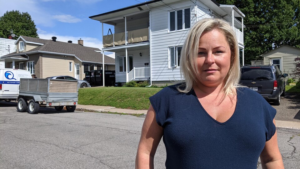 Geneviève Levasseur devant sa maison.