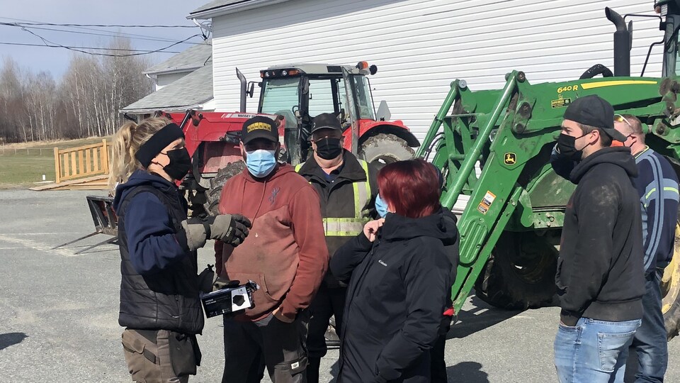 Des gens discutent entre eux dans une ferme