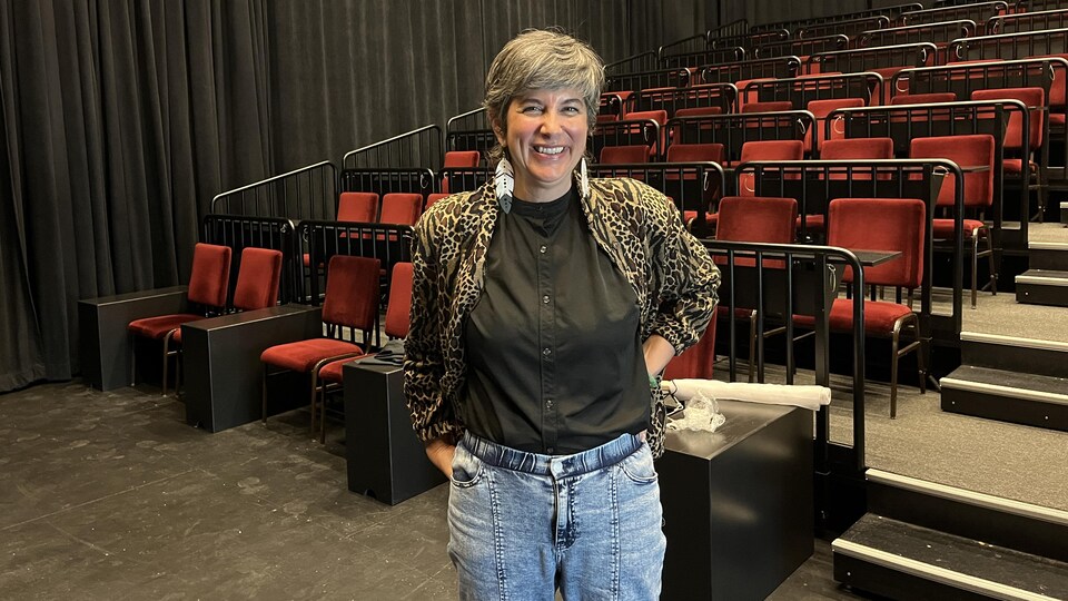 La directrice générale et artistique du Théâtre Cercle Molière, Geneviève Pelletier dans la salle du théâtre en septembre 2022. 