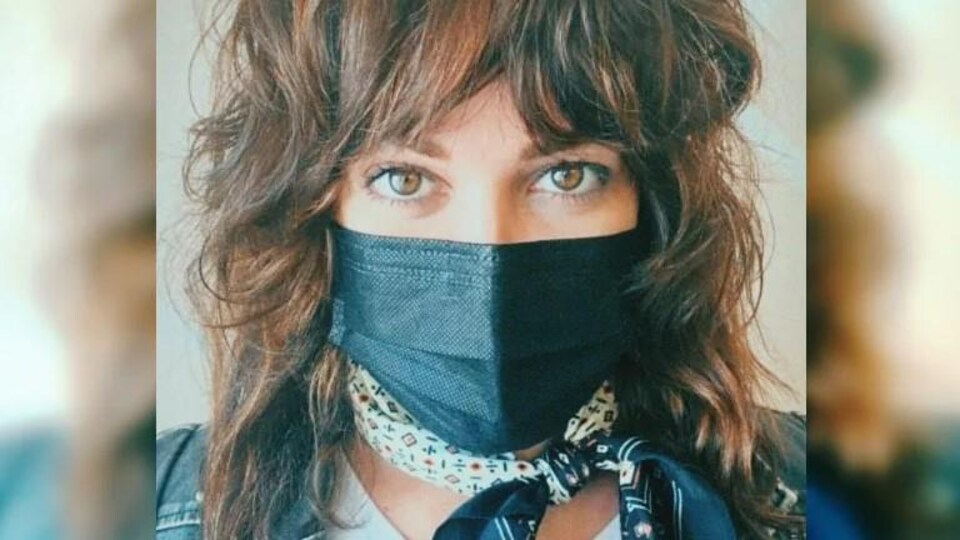 Sierra Noble avec un masque au nez.