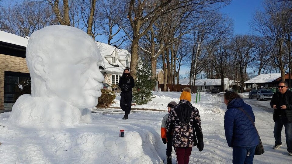 Une sculpture géante de Floyd dans la neige RadioCanada.ca