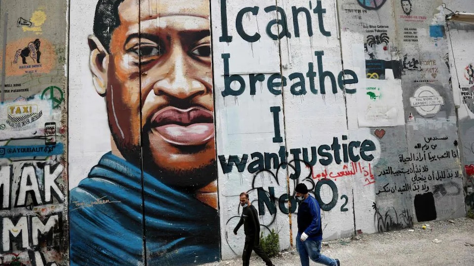 Une murale avec le visage de George Floyd et portant l'inscription «I can't breathe. I want justice».