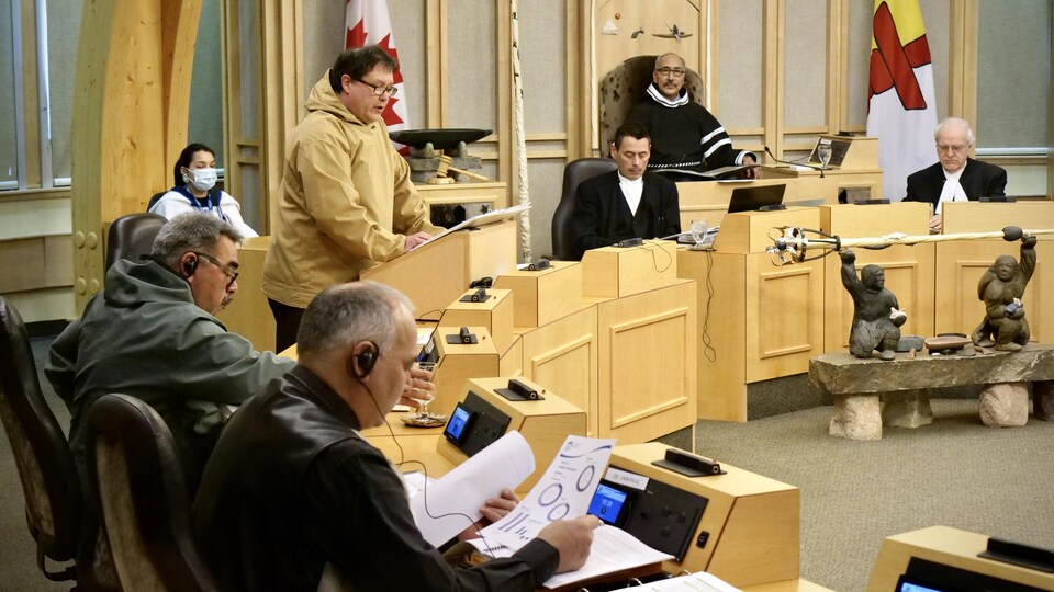 George Hickes lors d'une allocution en Chambre à l'Assemblée législative du Nunavut, en 2021.