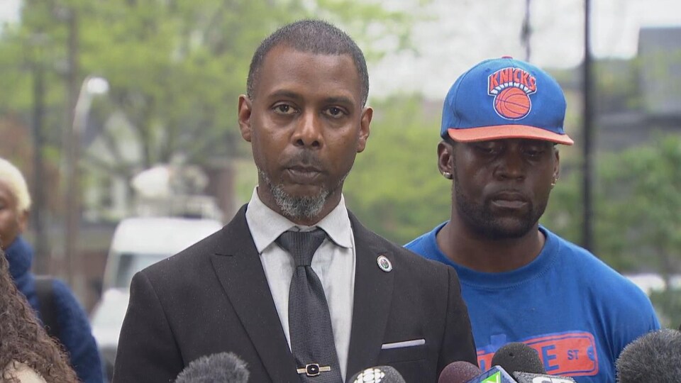 L'avocat Knia Singh en point de presse