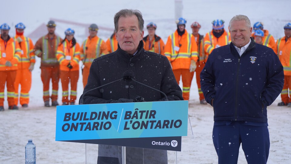 Le ministre des mines et le premier ministre de l'Ontario lors d'une conférence de presse.