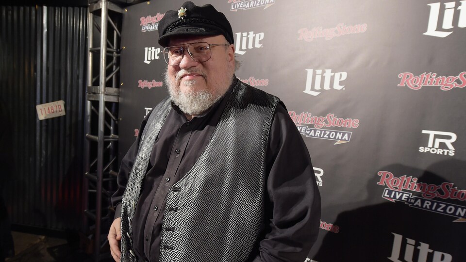 George R. R. Martin regarde la caméra.