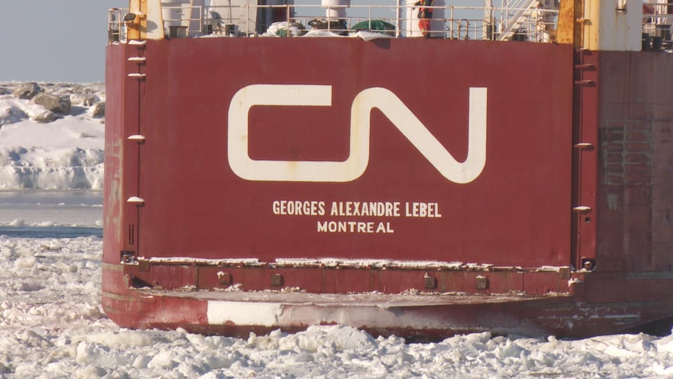 Le traversier-rail Georges-Alexandre-Lebel dans les glaces.