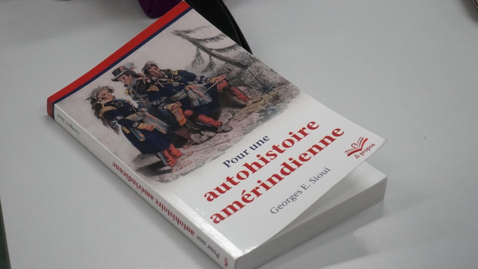 Un livre sur une table.