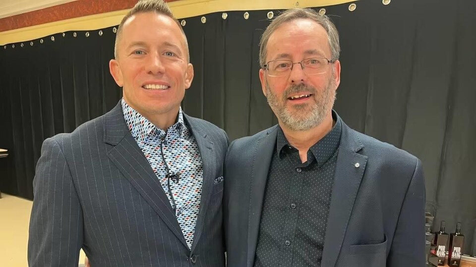 Georges St-Pierre et Bruce Keating posent ensemble pour une photo.