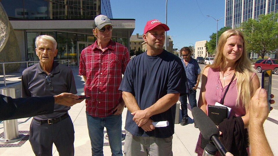Gerald Bohemier, Todd McDougall, Patrick Allard et Sharon Vickner devant le palais de justice.