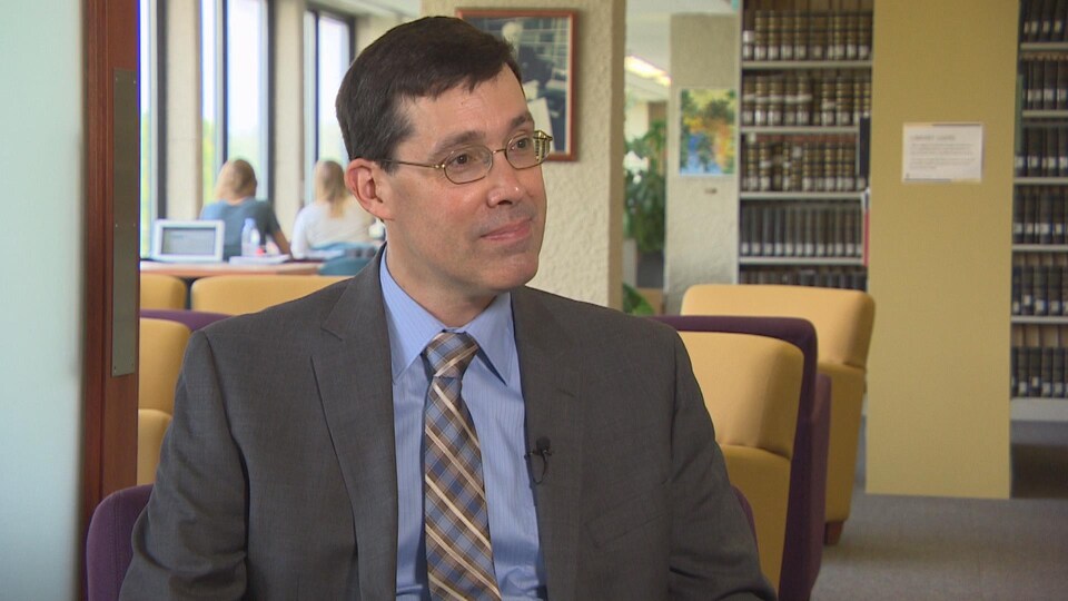 Le professeur Gerald Heckman dans la bibliothèque de la faculté de droit Robson Hall de l'Université du Manitoba