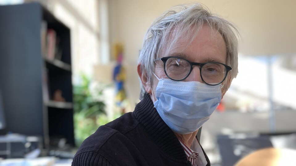 Le docteur MIlleret, masqué, dans son bureau.