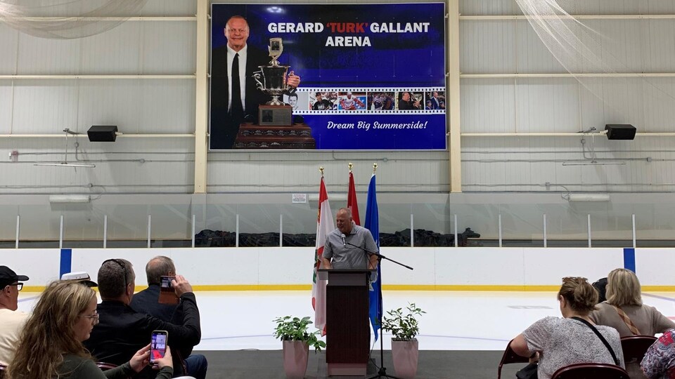 Gerard « Turk » Gallant, à la cérémonie d’inauguration de l’aréna qui porte désormais son nom, à Summerside, le 16 août 2022. 